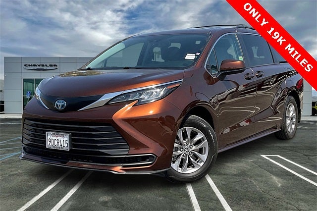 2022 Toyota Sienna LE 8 Passenger