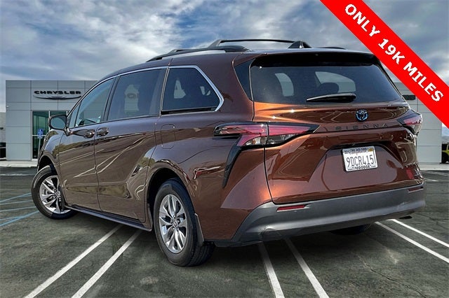 2022 Toyota Sienna LE 8 Passenger