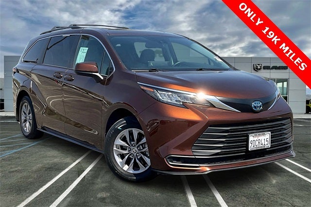 2022 Toyota Sienna LE 8 Passenger