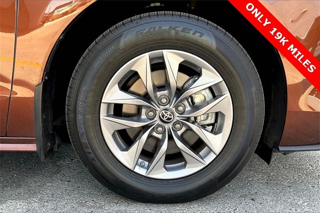 2022 Toyota Sienna LE 8 Passenger